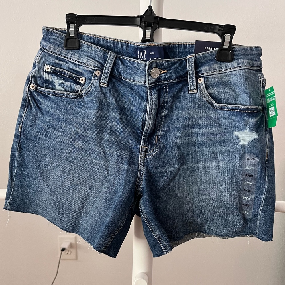 Gap women’s 5 inch denim short with distressing and stretch